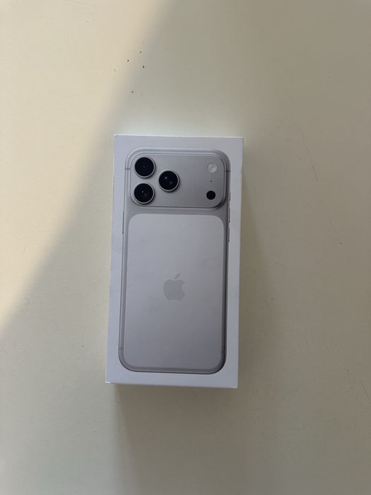 Iphone 17 pro max (бял)