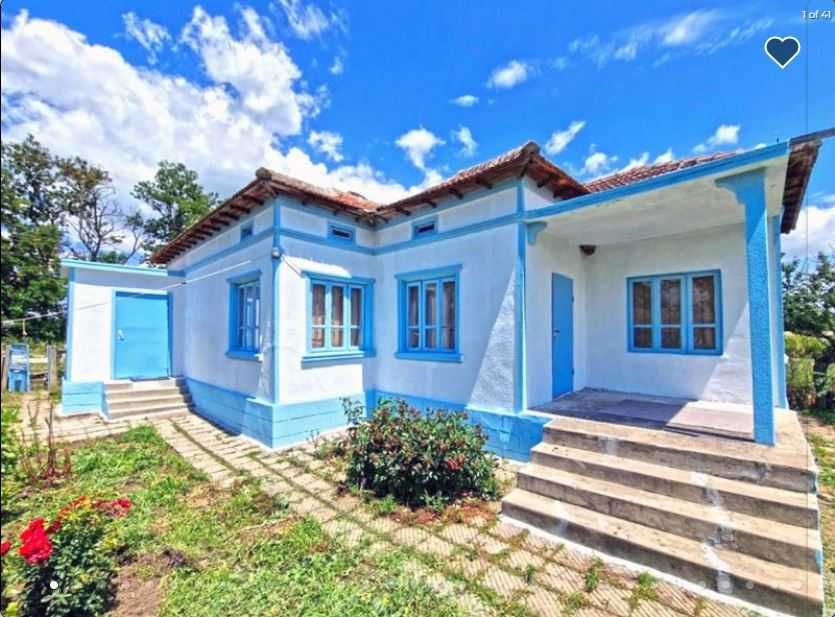 Продава 80 м2 къща с 1450 м2 двор, на 25 км от морето