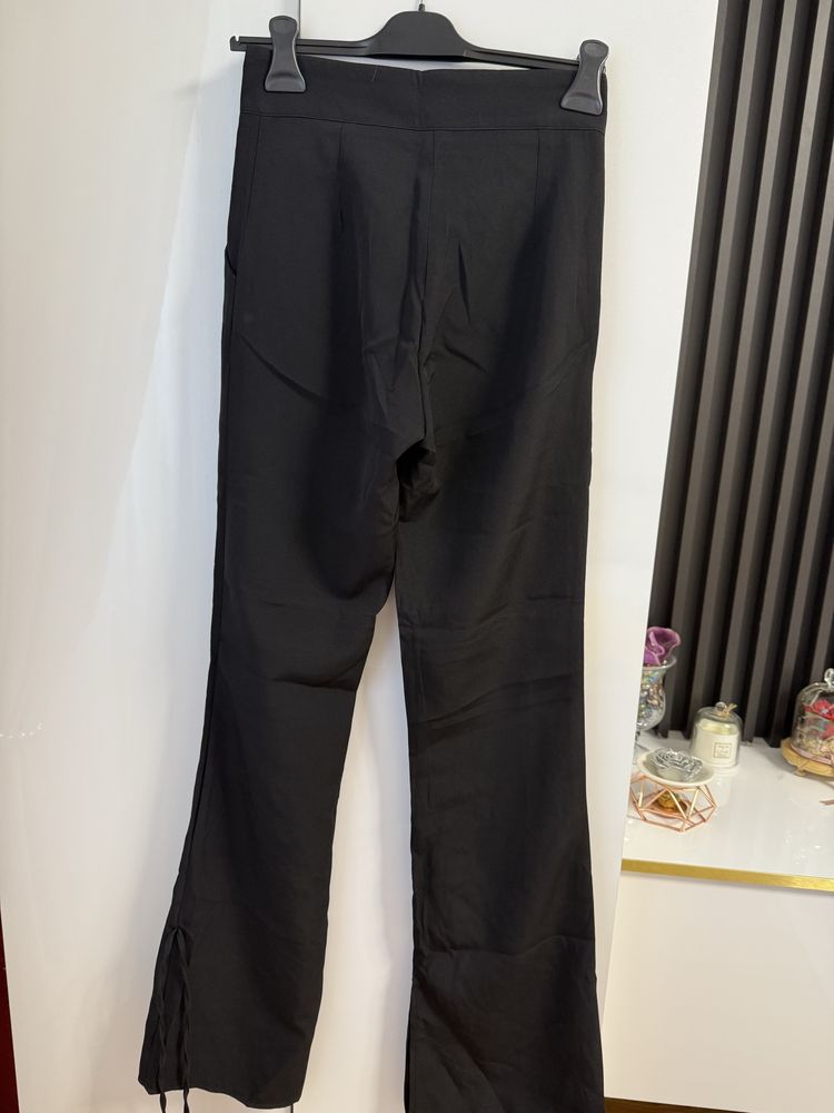 Pantaloni evazati