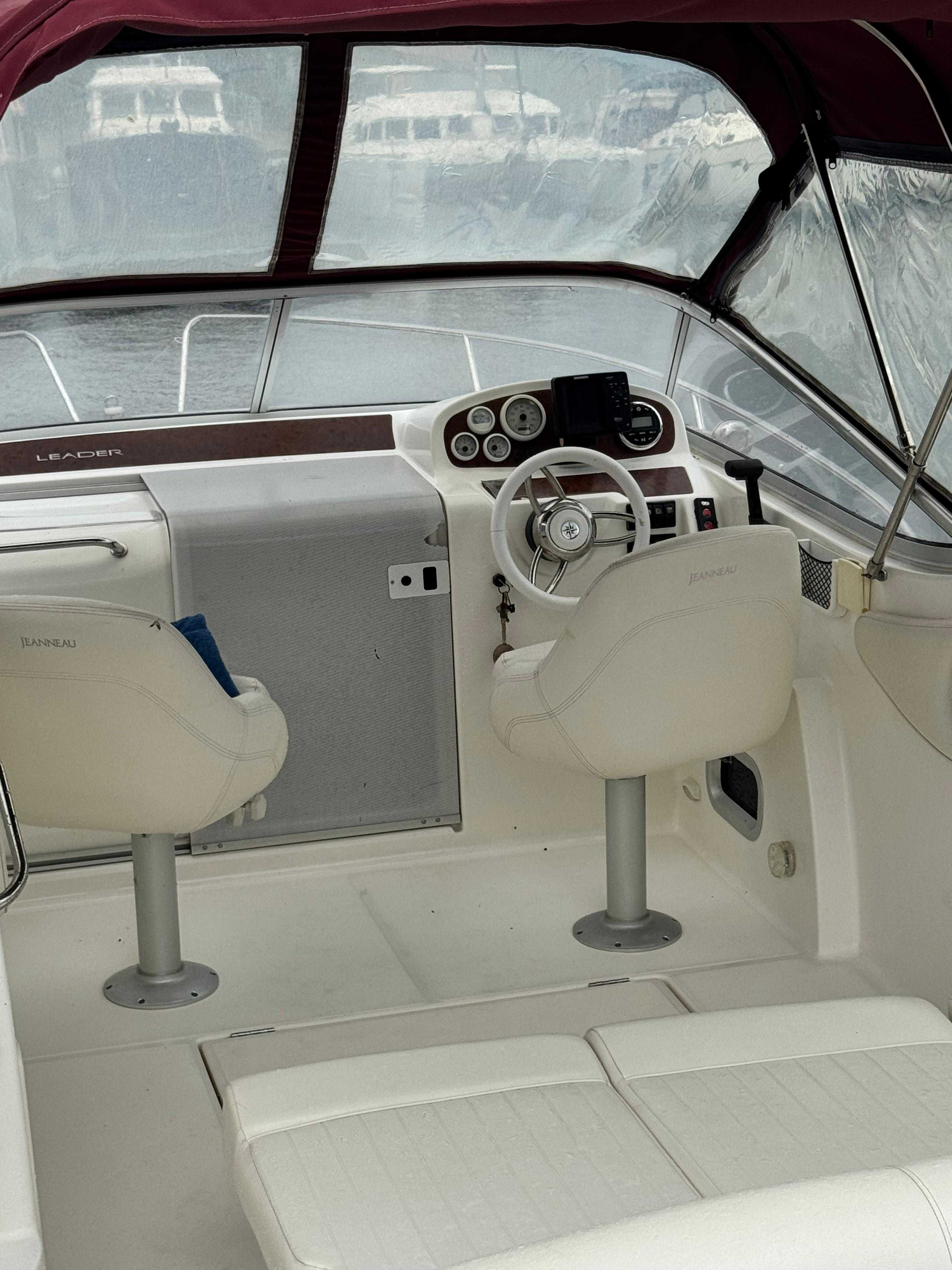 Barca Jeanneau Leader 705 - 2006 motor inboard Volvo Penta 4.3i cu per