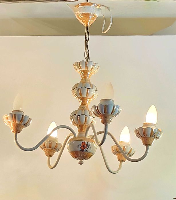 Порцеланов полилей с 5 рамена и флорална декорация