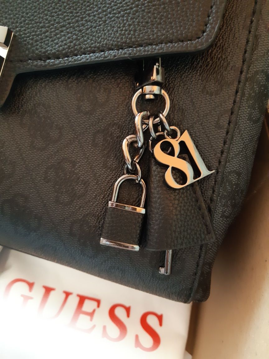 Дамска чанта GUESS