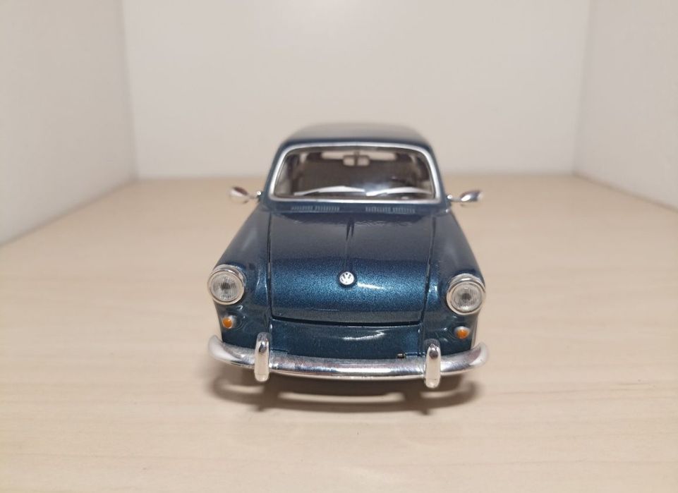 Volkswagen 1600
Scara 1:24
Produs maisto 
Material metal+plastic

Poze