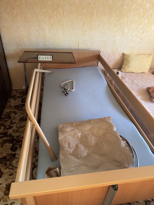 Специализирано подвижно болнично легло с антидекубитален дюшек