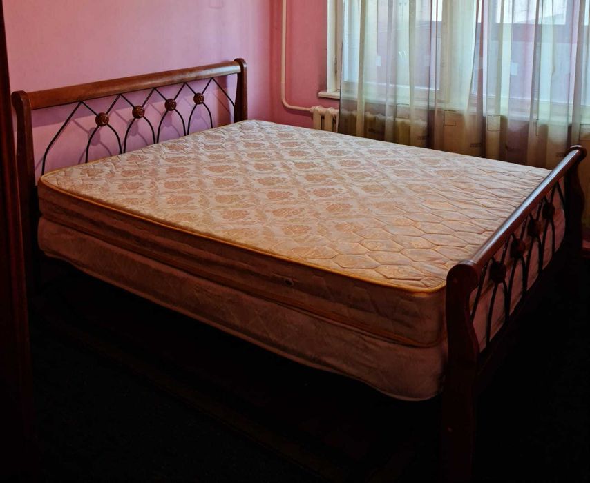 Двухспальная кровать из дерева размером 220 х 161 х 65 см