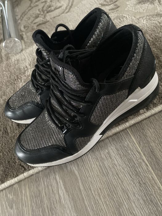 Snikersi Mikael Kors