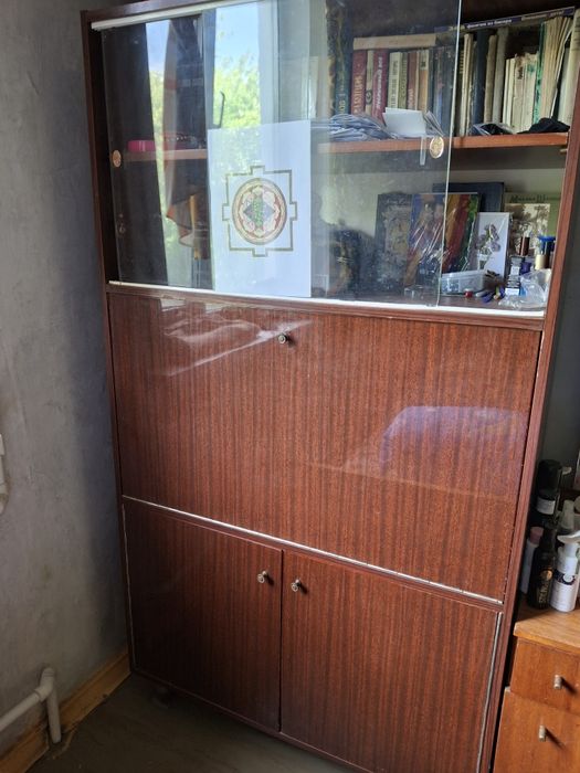 Отдам книжный шкаф в хорошем состоянии