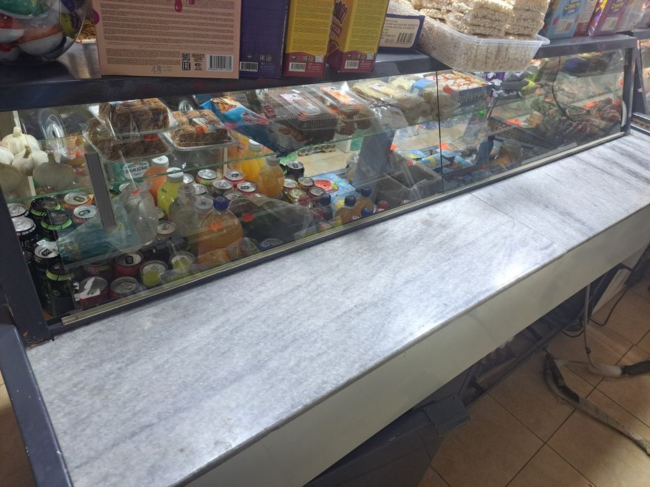 do‘kon vitrinasiga o‘rnatiladigan muzlatgich