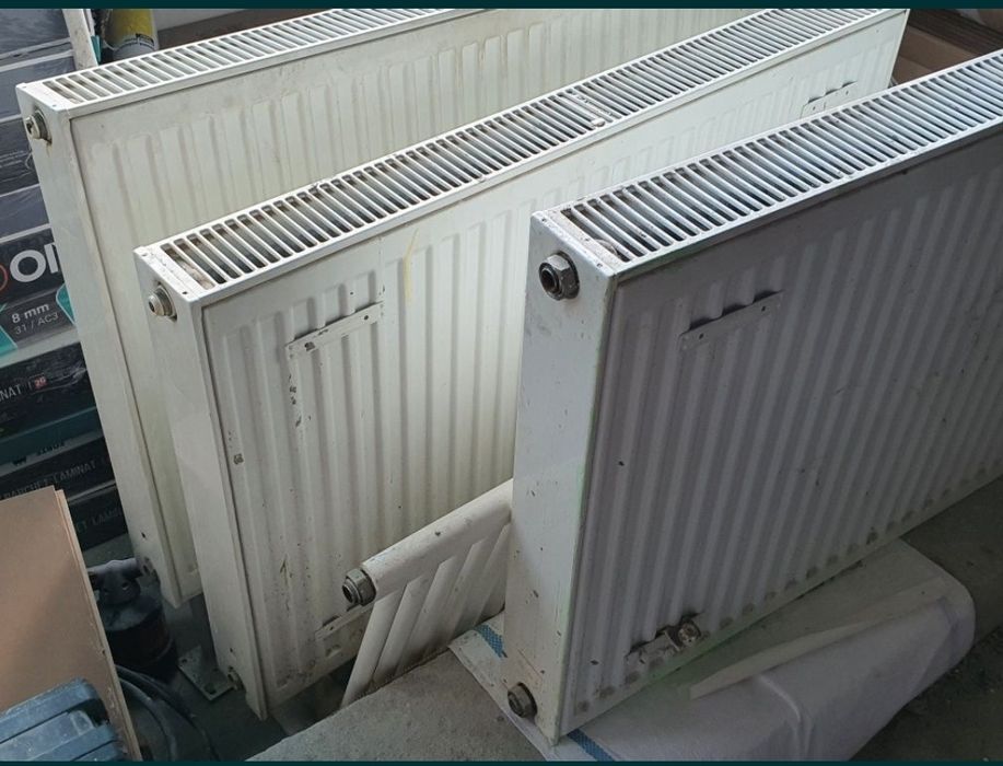 Vând 2  calorifere oțel, 150 de lei buc.