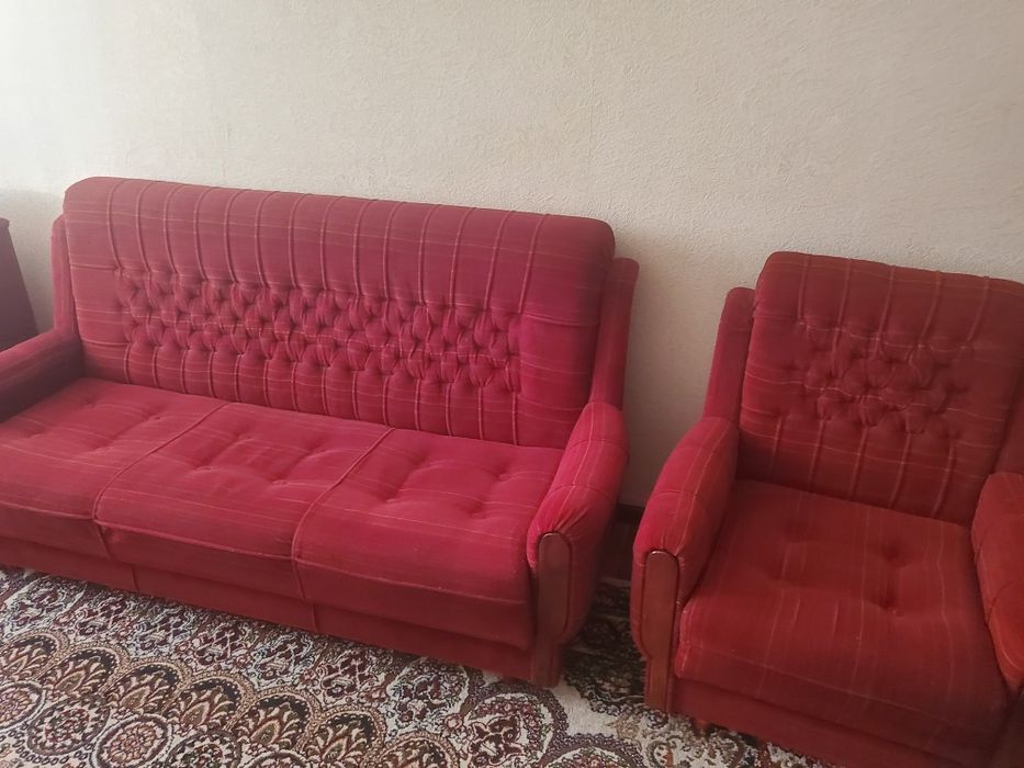 Продается по низкой цене диван два кресла