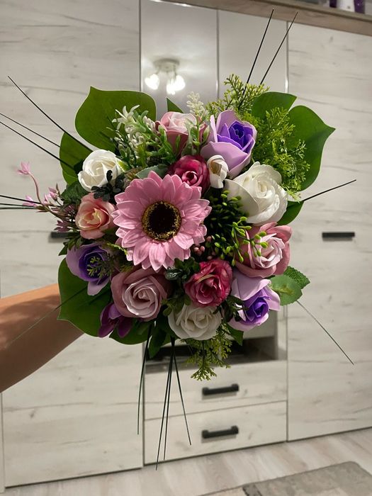 Realizez buchete și decorațiuni cu flori de sapun și flori artificiale