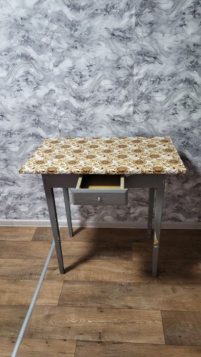 Продам стол 3000т