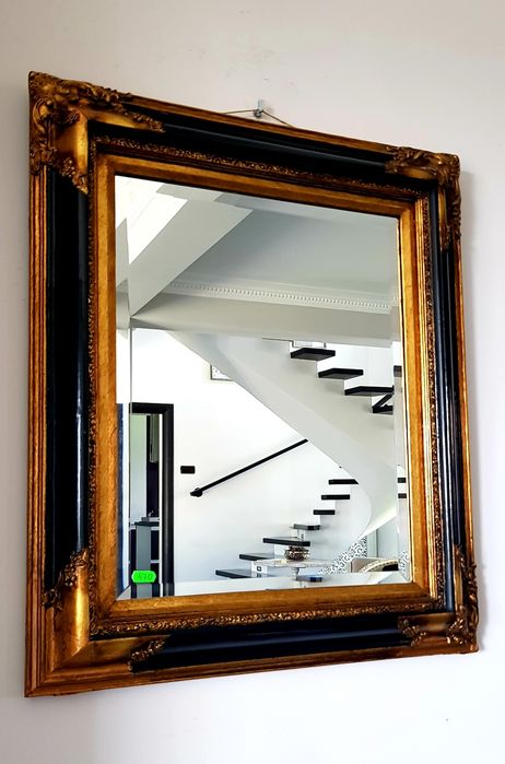 Oglindă veche cu ramă din lemn masiv