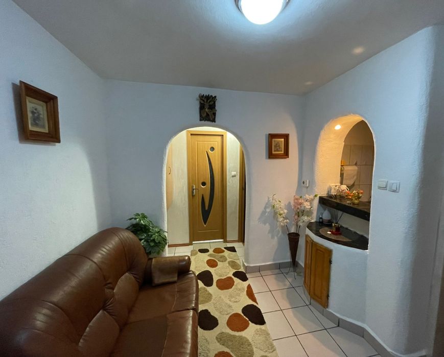 Apartament de inchiriat -2 camere,zona Mall,la 3 minute de școala nr.8