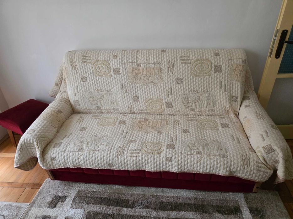 Диван триместен - запазен, здрав и удобен