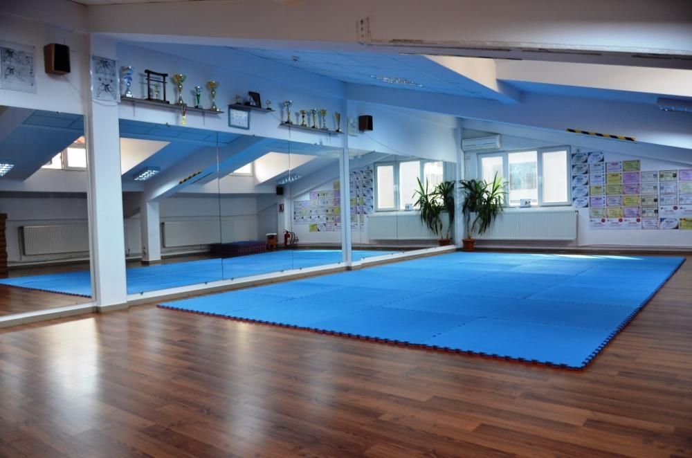 Inchiriez cu ora spatiu, sala aerobic, dans,prezentari,cursuri, karate