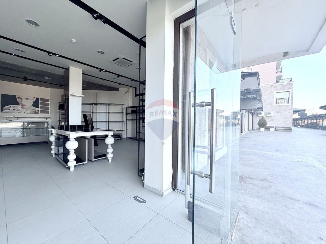Дава се под наем Магазин в к.к. Златни пясъци - 189 кв.м за 43900 € - Снимка #1