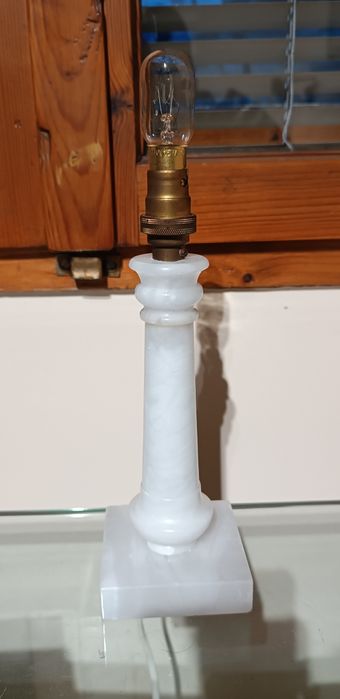 Мраморна настолна лампа