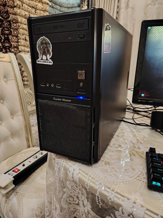 Kamputer pratsessor mishka klavish kalonkasi daje ekranlari bn