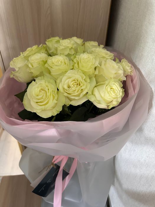 Белые красивые розы 15 шт