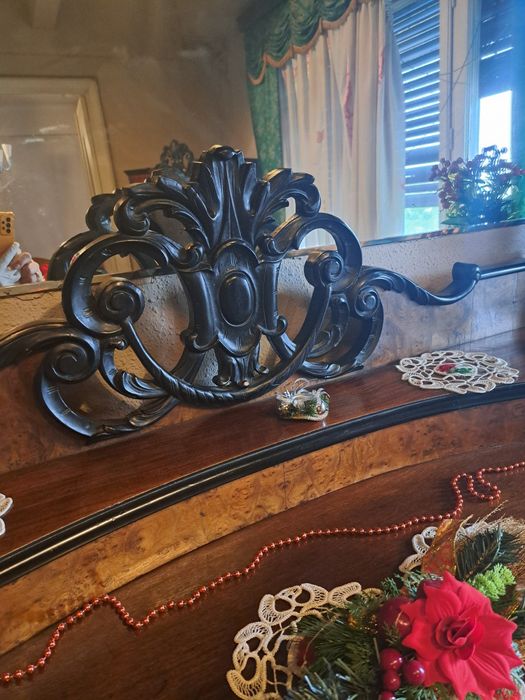 Mobilă antică sculptată