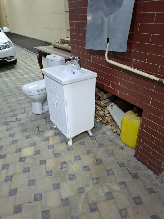 Унитаз  Rosa комплект азгина ишлаган холати янгидай. Раквина тумбочка