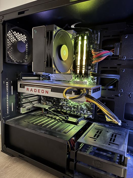Видеокарта AMD Radeon VII 16GB HBM2
