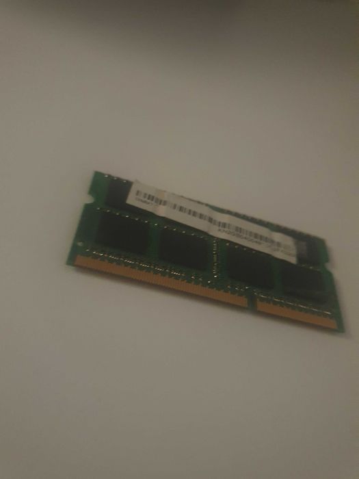 Vând Stickuri 2 memorie RAM 2GB,DDR3,50Lei bucata.