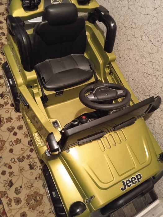 Продам велосипед на 8-10 лет машину на аккумуляторе и пианино с микроф