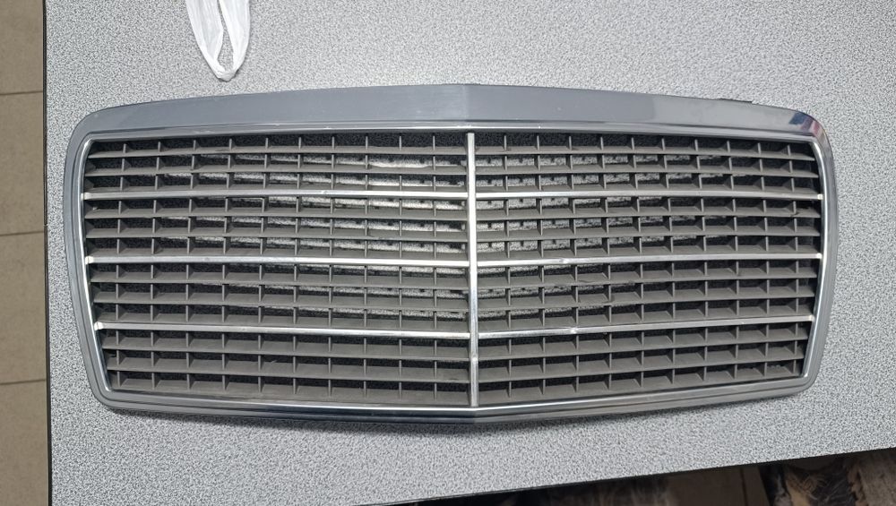 Оригинална решетка радиатор w124 фейс