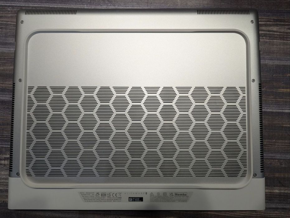 Alienware x16 R1, 13700h, 4070, 16gb, 1t, like new