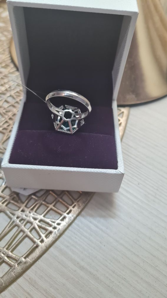 Продам новый женский перстень из белого золота
