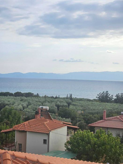 Триетажна къща в Кариани