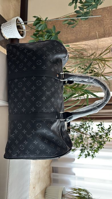 Vand geanta LV. Noua, cu eticheta. Arata f bine. Ideala pt calatorii