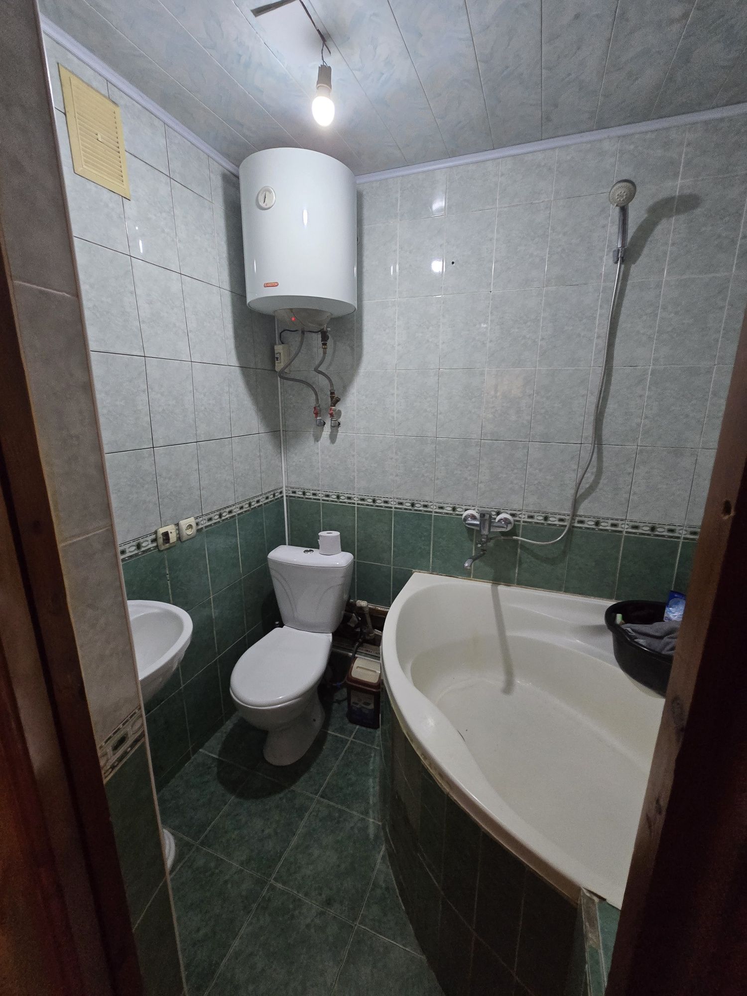 Срочно продаётся 2 ком разделение на 1 этаже микрорайон 1 остановка