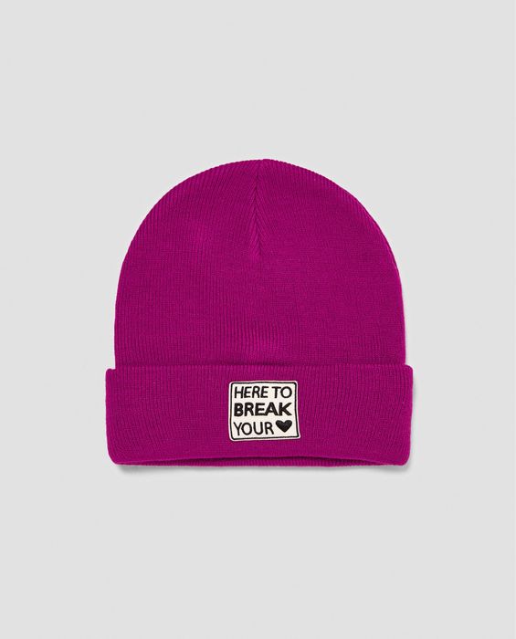 Zara чисто нова плетена шапка с надпис