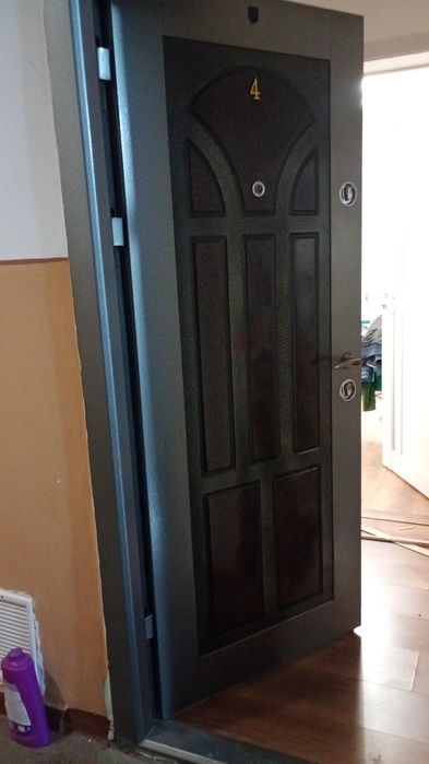 De vânzare ușa metalică de apartament