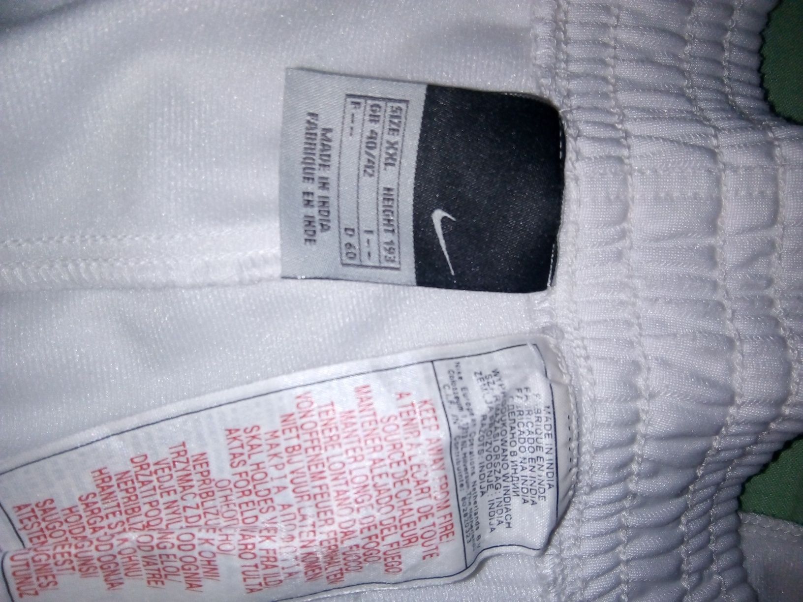 Pantaloni Nike albi. ,,200,,