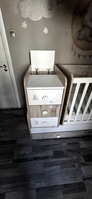 Деткко легло/бебешка кошара с люлеещ механизъм + матрак и протектор