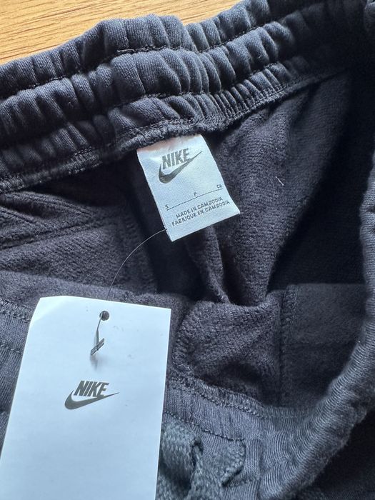 Мъжко,ватирано,черно долнище Nike с бродирано лого и ципове на джобове