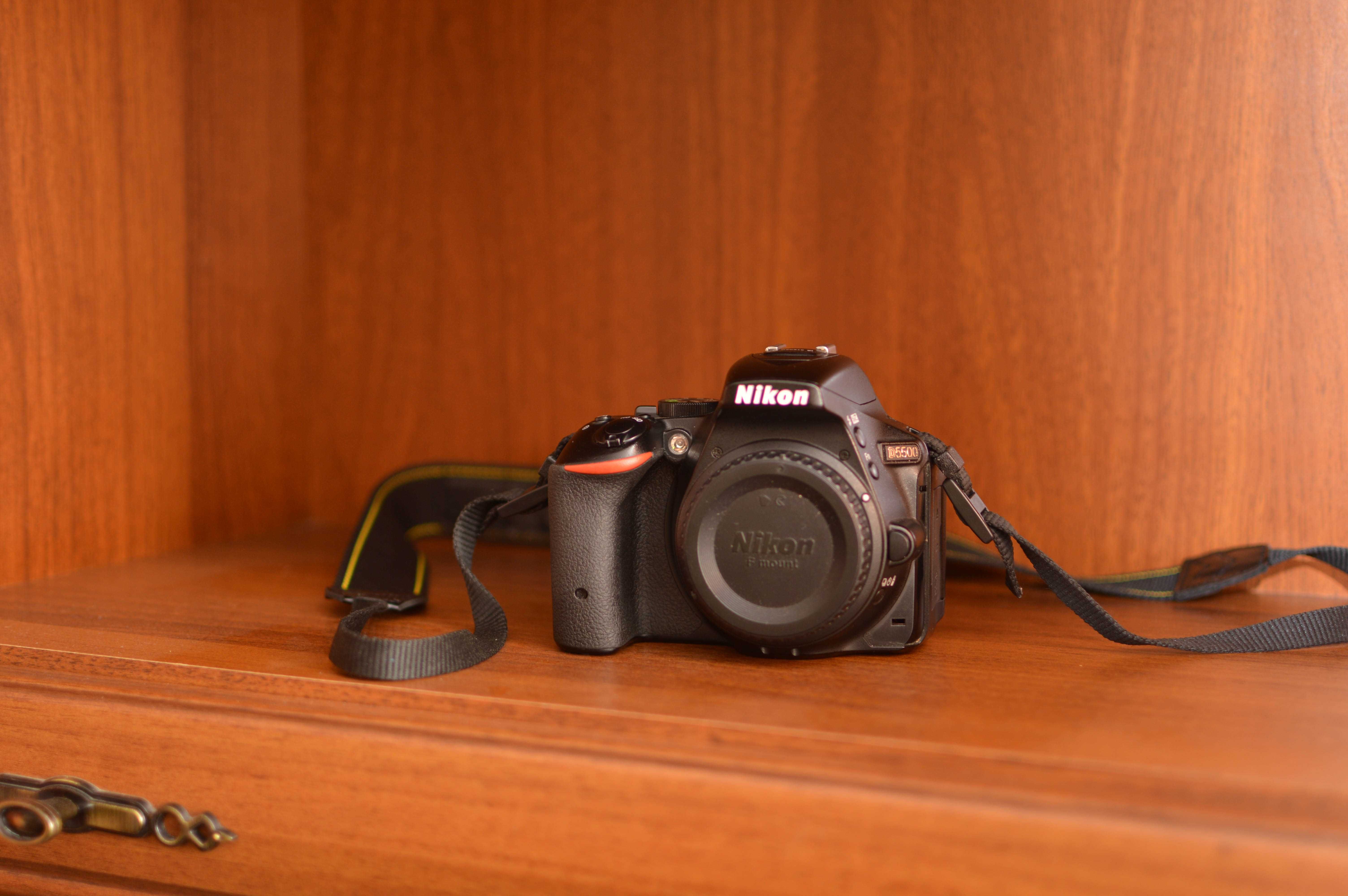Body Nikon D5500 + obiective si blitz uri