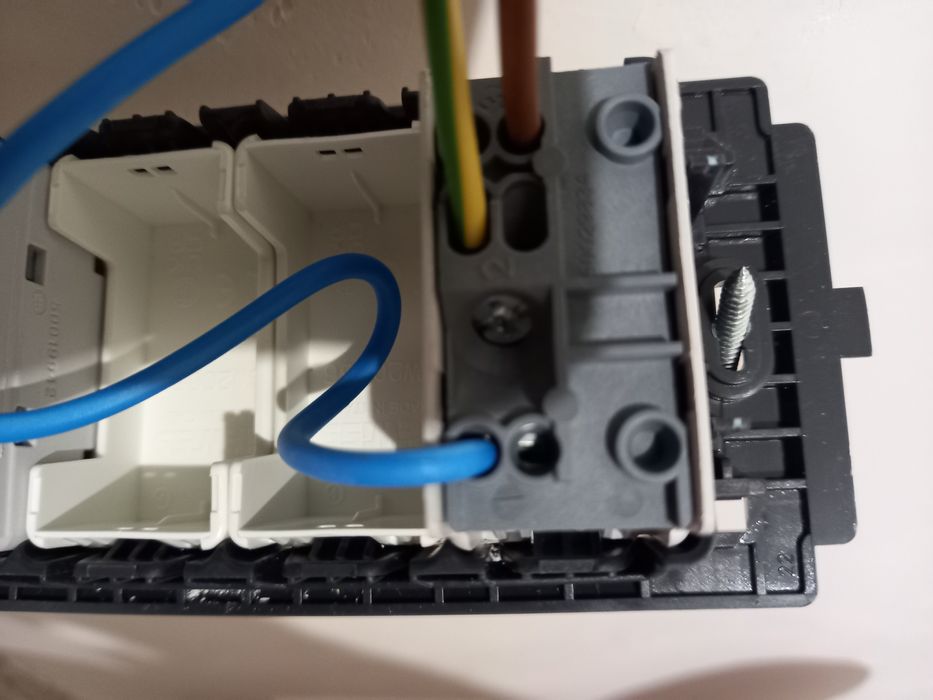 Electrician Instalator deblochez usi montez central termice gaura hota