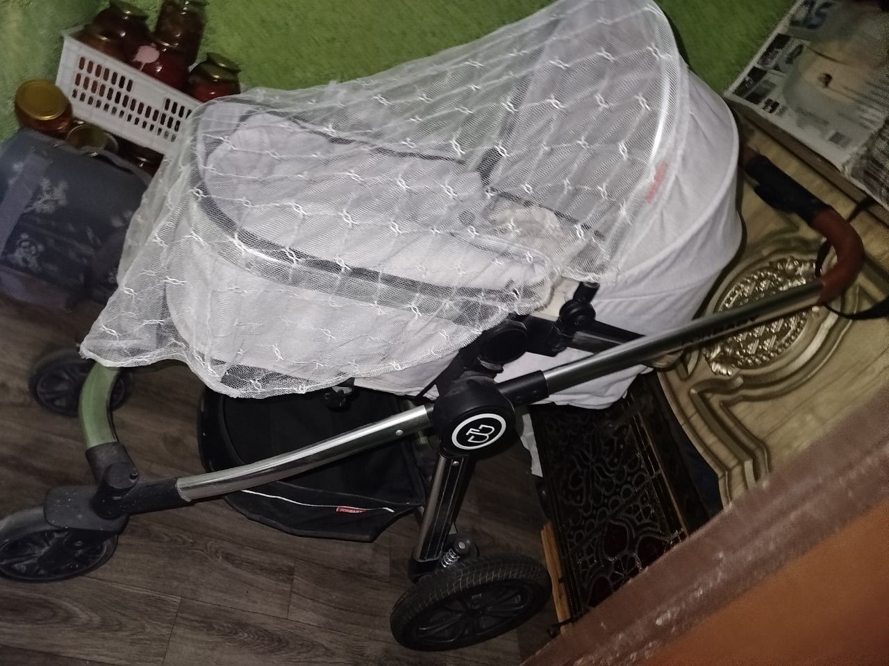Коляска сотилади