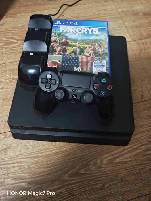 Vând PS 4 +statie încărcare manetă noua și jocuri