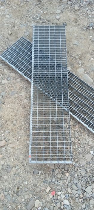 Vând trepte zincate metalice dacă va interesează sunaț la Nr de telefo