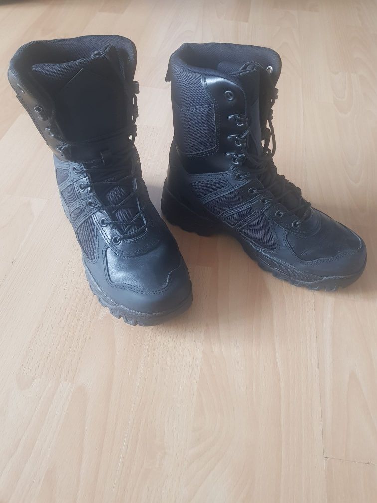 Vând bocanci militari