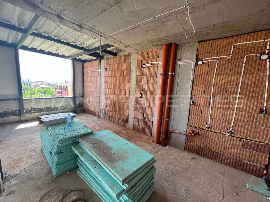 Продава се Четиристаен апартамент в Пловдив, Остромила - 189 кв.м за 1150 €/кв.м - Снимка #1