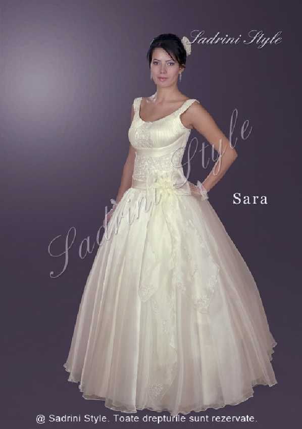 Rochie de mireasă, albă, stil prințesă,cu crinolină și boleró dantelat