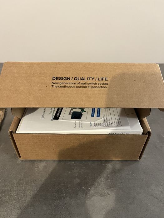 Întrerupător de lumină din sticlă cu priza si slot USB si USB C - nou