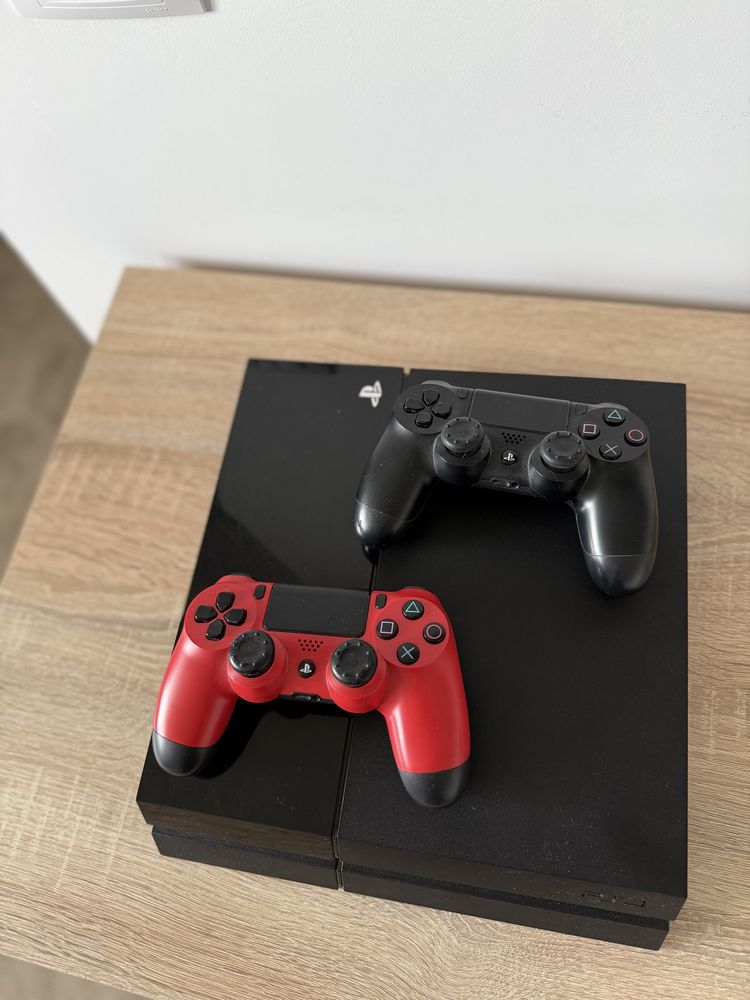 PS4 cu 2 manete si cablu HDMI  + cel pentru PS